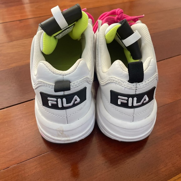 NWOT 8.5 Fila Sneakers - Picture 3 of 6